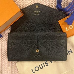 Louis Vuitton Sara Monogrammed Wallet. Used in amazing condition.
